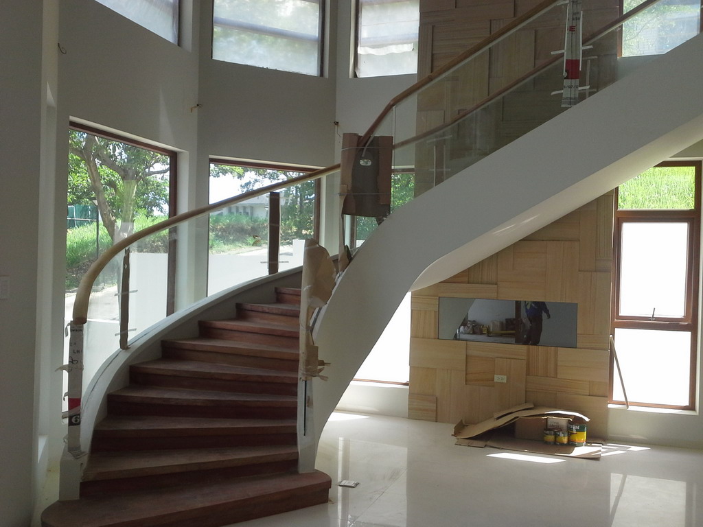 Frameless Glass in Winding Staircase using Curved Clear Tempered Glass Frameless Glass in Winding Staircase using Curved Clear Tempered Glass