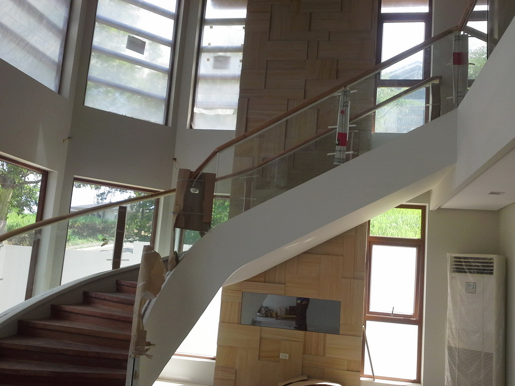 Frameless Glass in Winding Staircase using Curved Clear Tempered Glass Frameless Glass in Winding Staircase using Curved Clear Tempered Glass