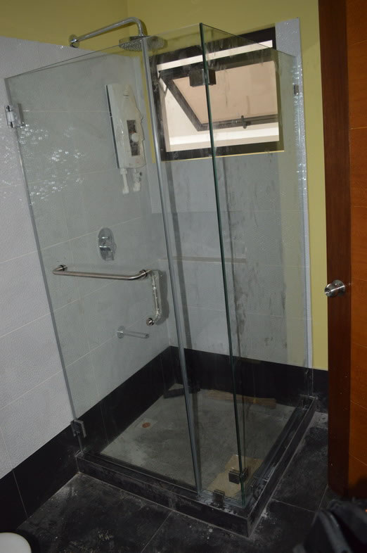 Glass Railing in wrought Iron Frame Glass Railing in wrought Iron Frame