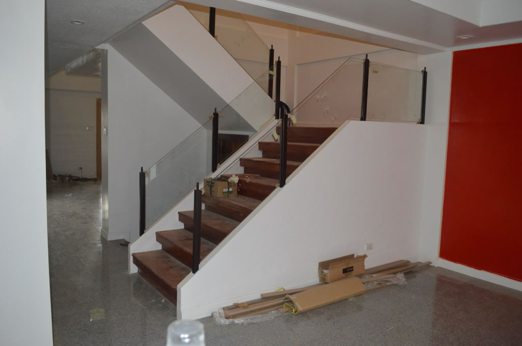 Glass Railing in wrought Iron Frame Glass Railing in wrought Iron Frame