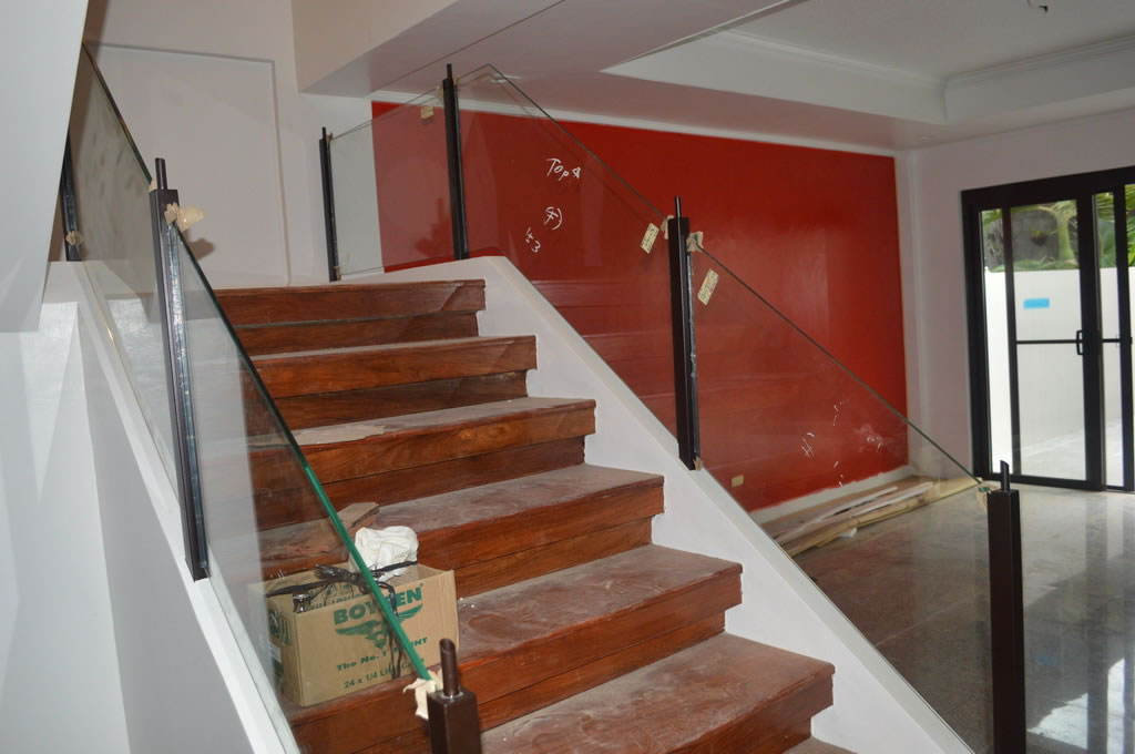 Glass Railing in wrought Iron Frame Glass Railing in wrought Iron Frame