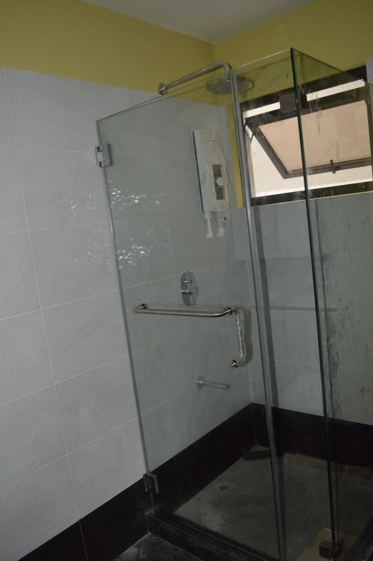 Glass Railing in wrought Iron Frame Glass Railing in wrought Iron Frame