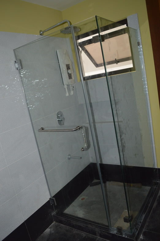 Glass Railing in wrought Iron Frame Glass Railing in wrought Iron Frame