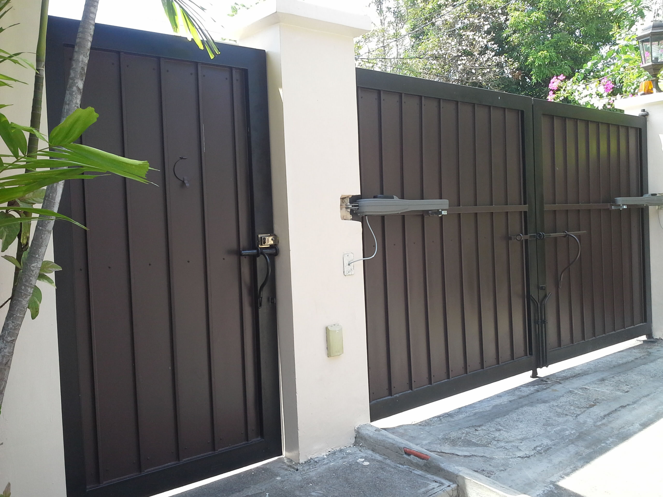Gate in wood finish and wrought iron frame and studs accent. Gate in wood finish and wrought iron frame and studs accent.